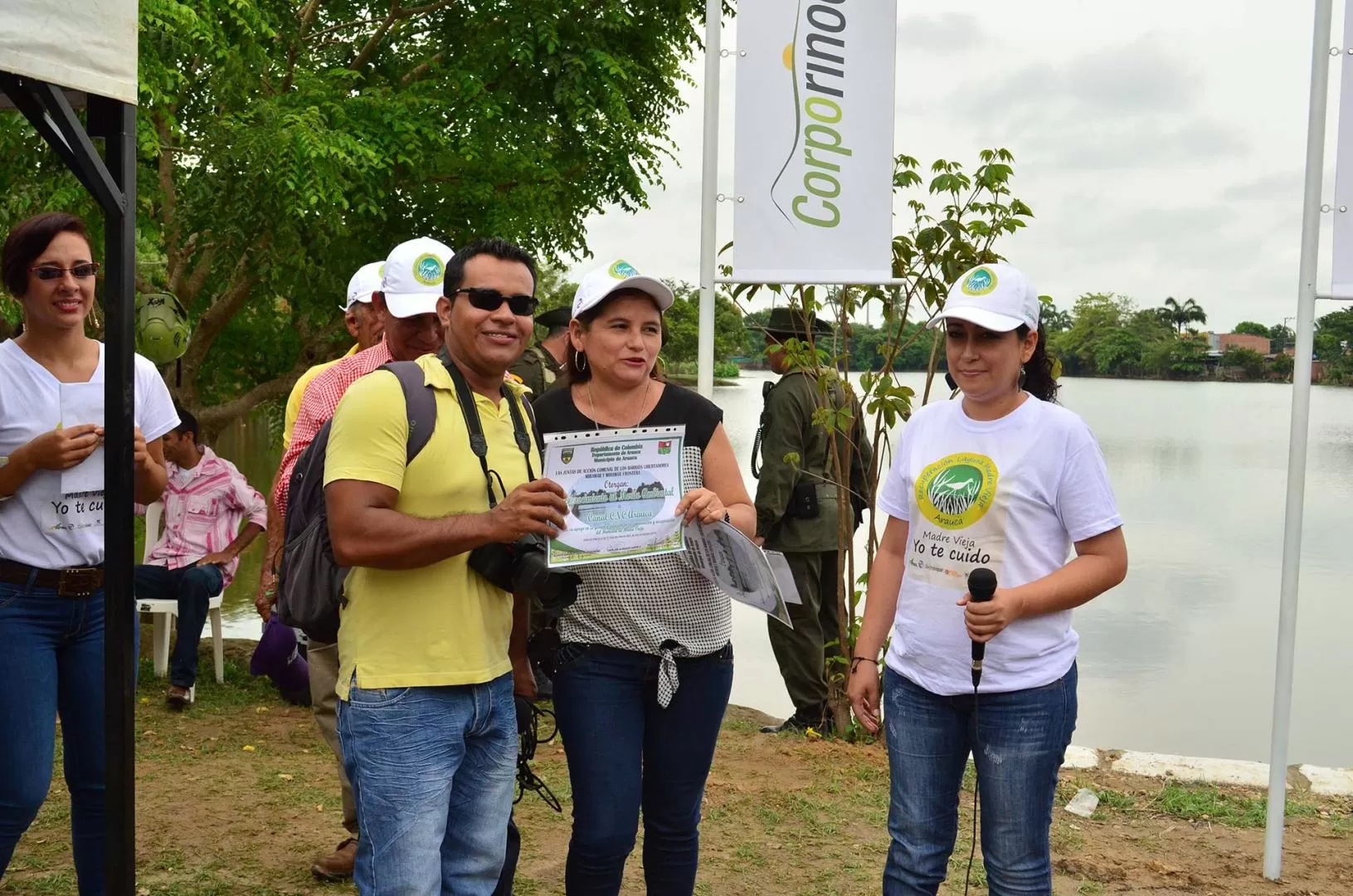 Las juntas de acción comunal de los barrios Libertadores y Miramar, entregaron menciones de honor a los medios de comunicación que ayudaron en la recuperación del humedal del La Madre Vieja en Arauca.